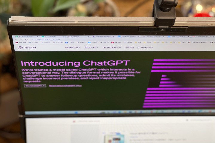La publicación del blog ChatGPT de OpenAI está abierta en un monitor de computadora, tomada desde un ángulo alto.