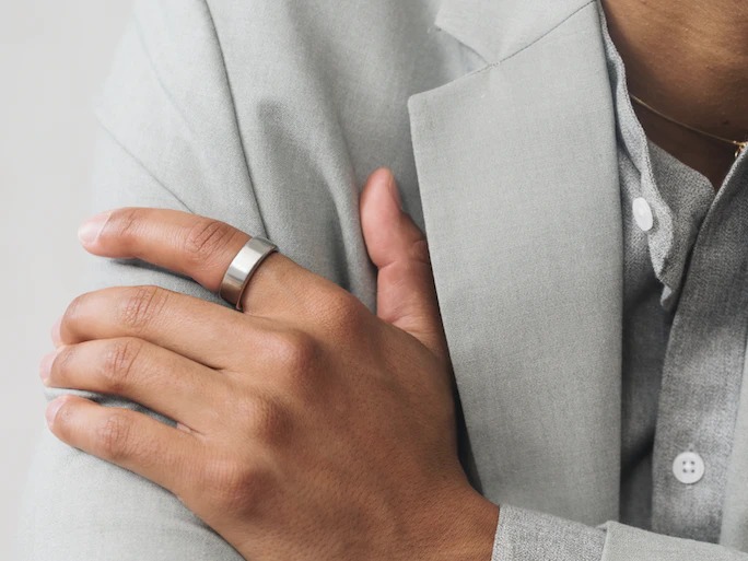 A person wearing the Oura Smart Ring.