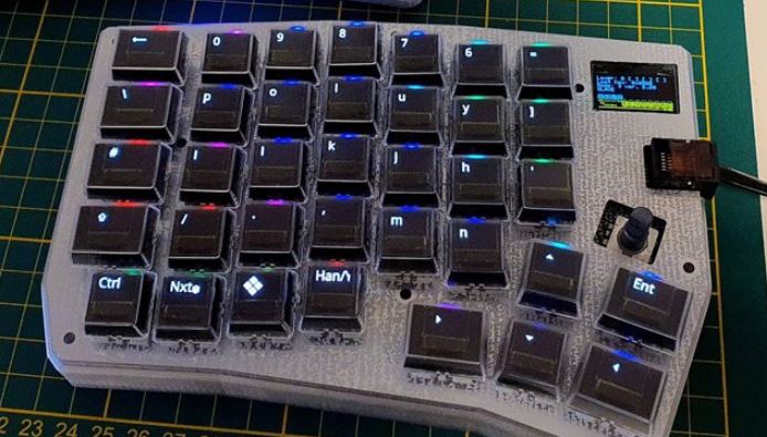 El PolyKybd, un teclado split mecánico con pantallas OLED en las teclas.