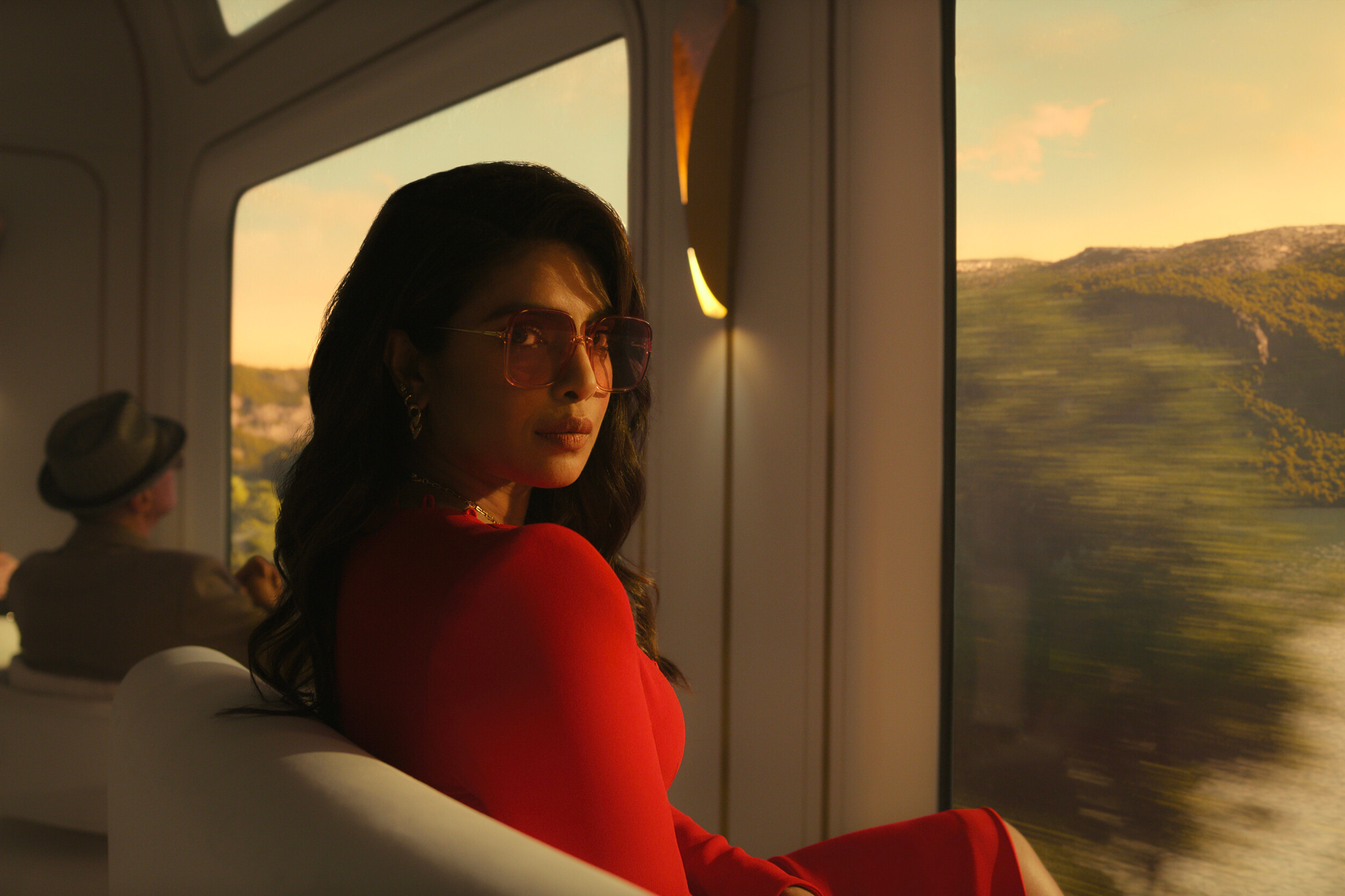 Priyanka Chopra Jonas usa óculos escuros em um trem na Cidadela.