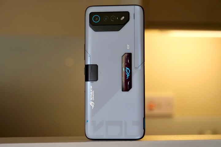 Il retro dell'Asus ROG Phone 7 Ultimate.