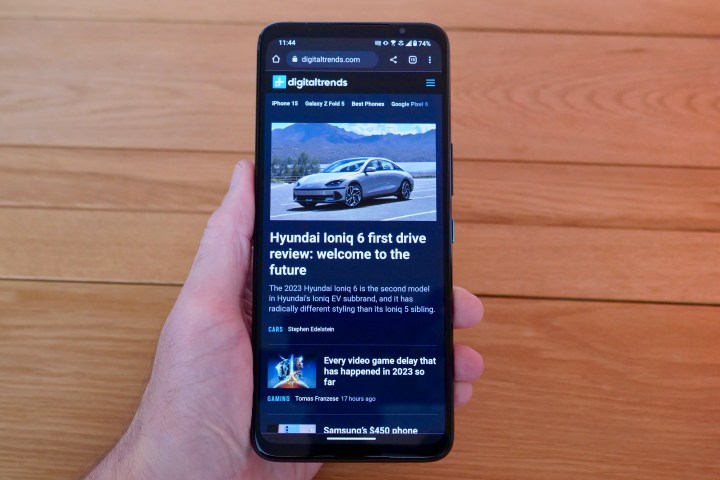 Utilizzando il browser Web sull'Asus ROG Phone 7 Ultimate.