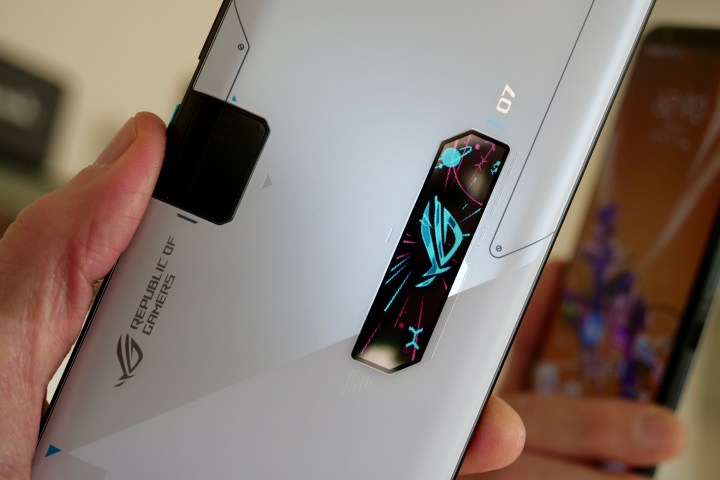 Der ROG Vision-Bildschirm des Asus ROG Phone 7 Ultimate.