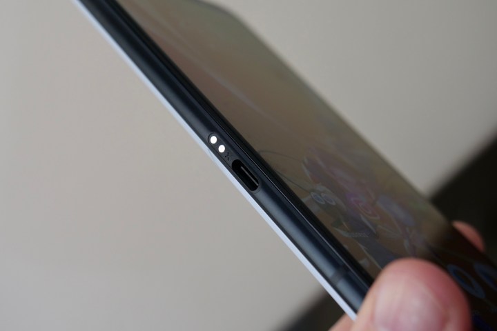 Der seitliche Ladeanschluss des Asus ROG Phone 7 Ultimate.