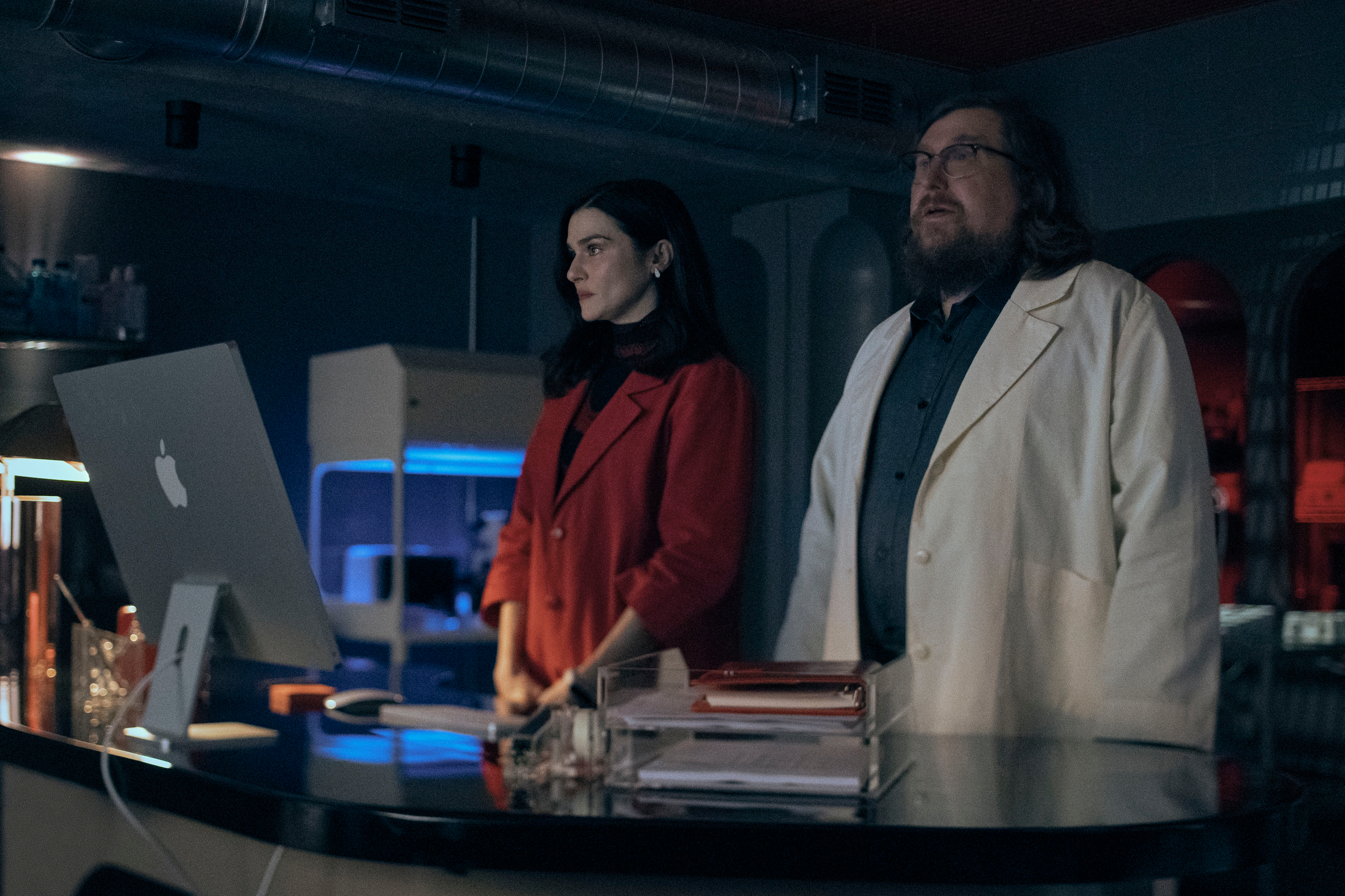 Rachel Weisz e Michael Chernus estão juntos em um laboratório em Dead Ringers.