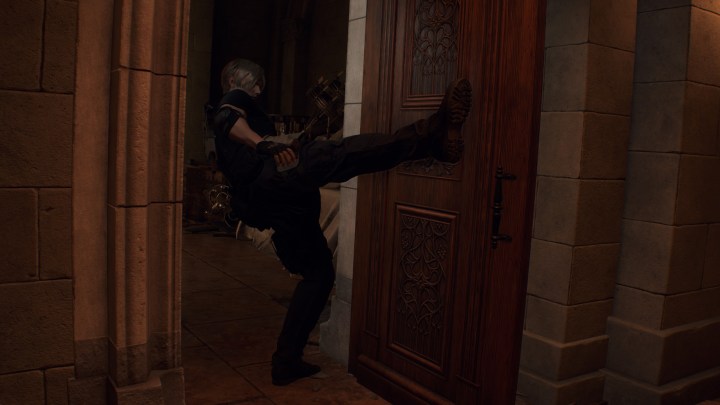 Leon chutando abrir uma porta.