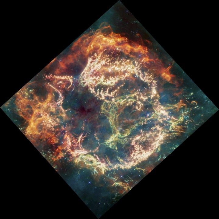 Casiopea A (Cas A) es un remanente de supernova situado a unos 11.000 años luz de la Tierra en la constelación de Casiopea. Se extiende por aproximadamente 10 años luz. Esta nueva imagen utiliza datos del Instrumento de Infrarrojo Medio (MIRI) de Webb para revelar Cas A bajo una nueva luz. Esta imagen combina varios filtros con el color rojo asignado a 25,5 micras (F2550W), naranja-rojo a 21 micras (F2100W), naranja a 18 micras (F1800W), amarillo a 12,8 micras (F1280W), verde a 11,3 micras (F1130W), cian a 10 micras (F1000W), azul claro a 7,7 micras (F770W) y azul a 5,6 micras (F560W). Los datos provienen del programa de observadores generales de 1947. 
