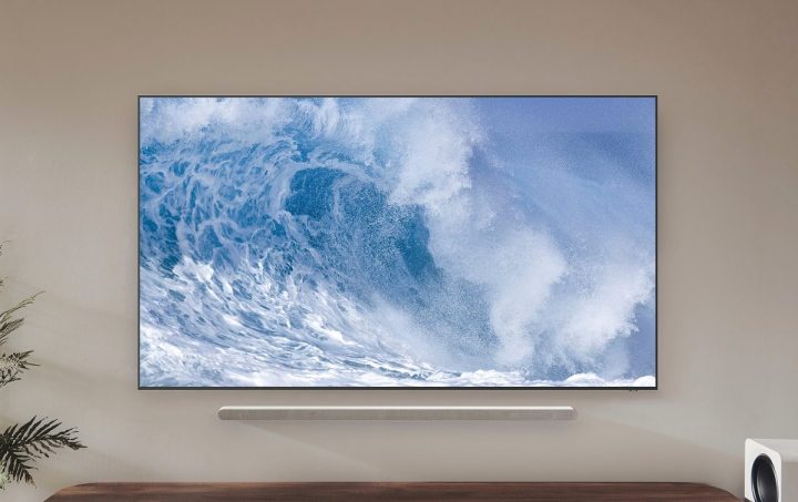 सैमसंग QN700B QLED 8K टीवी दीवार पर लगे हुए, स्क्रीन पर एक तरंग के साथ।