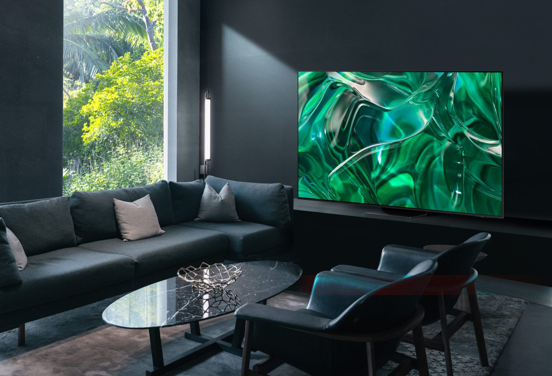 O Samsung S90C em ambiente de sala de estar.