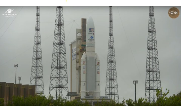 Un cohete Ariane 5 que contiene la nave espacial Juice en la plataforma de lanzamiento en el Puerto Espacial Europeo en Kourou, Guayana Francesa, el jueves 13 de abril de 2023.