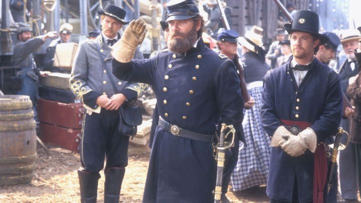 Stonewall Jackson saudando alguém fora da câmera em Gods and Generals.