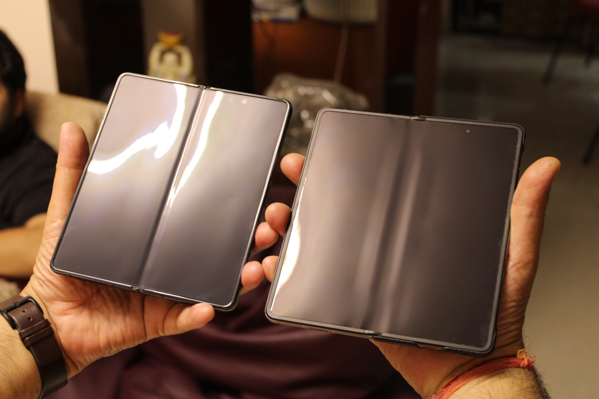 Galaxy Z Fold 4 à esquerda e Tecno Phantom V Fold à direita.