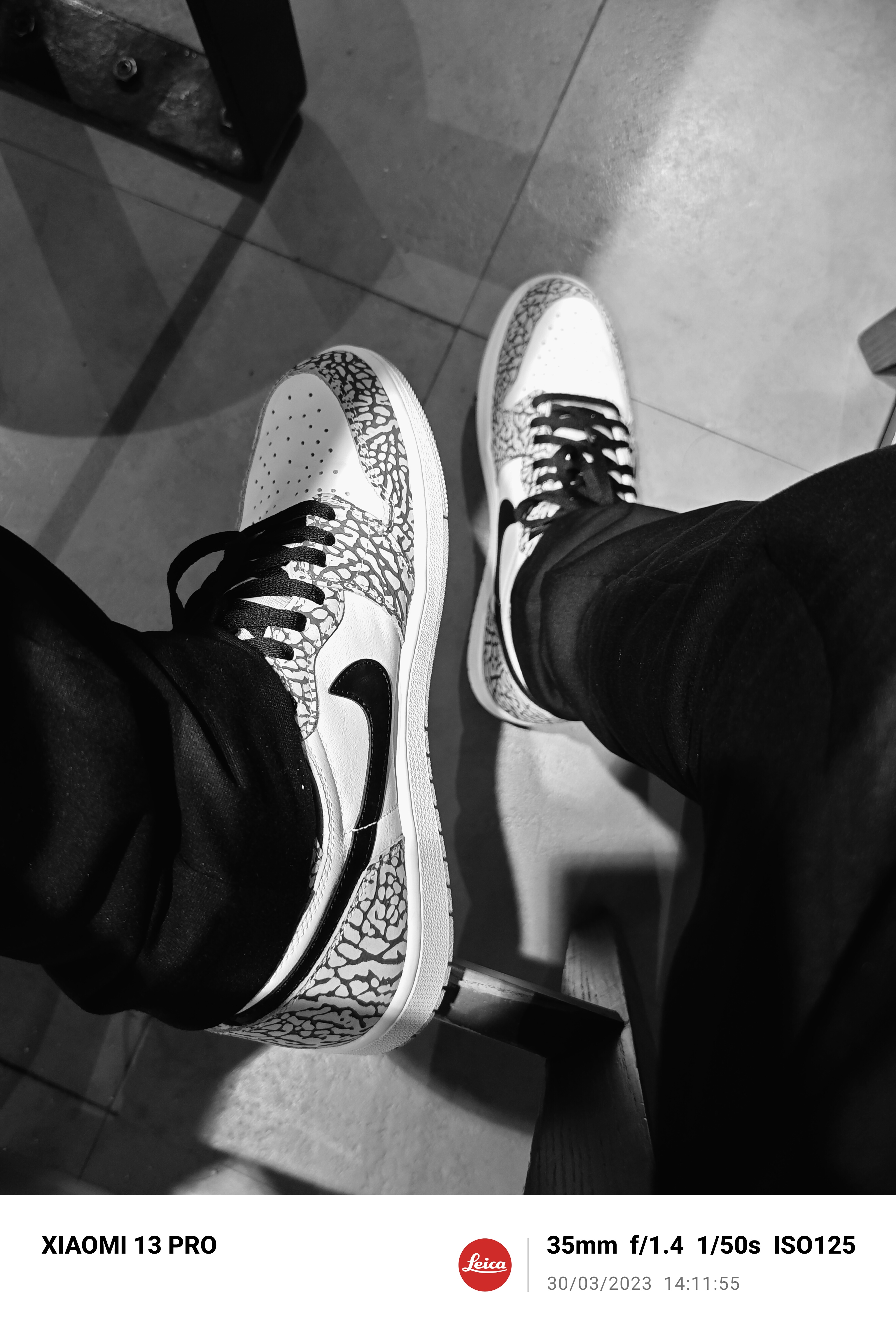 Sapatos em preto e branco.