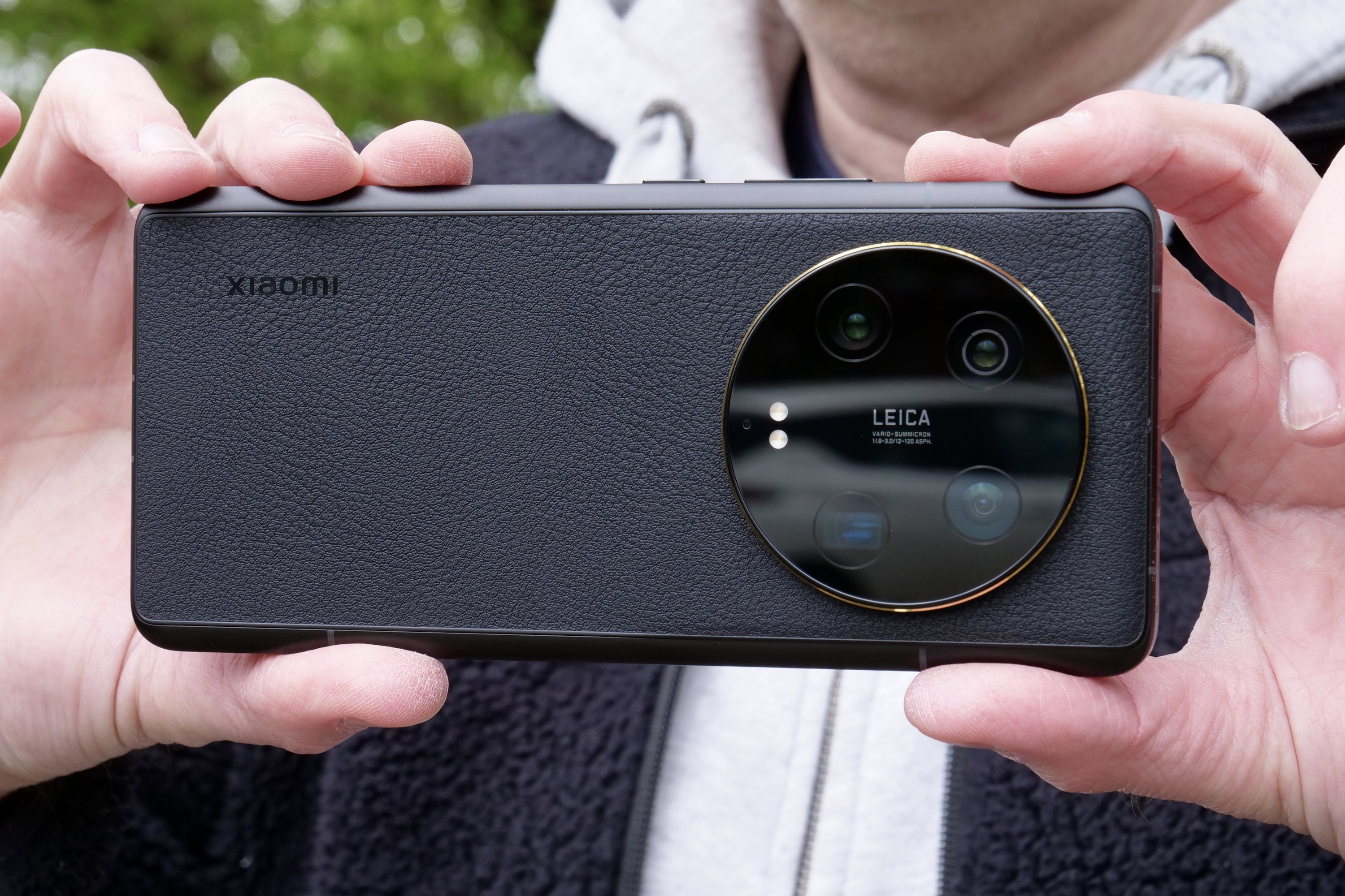  Xiaomi 13 Ultra держится как фотоаппарат.