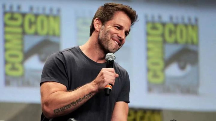 Zack Snyder sorrindo no palco da Comic-Con.