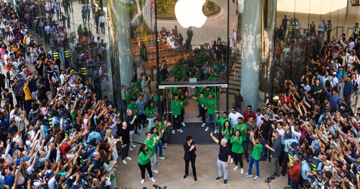 Apple CEO greets customers at India’s inaugural Apple Store