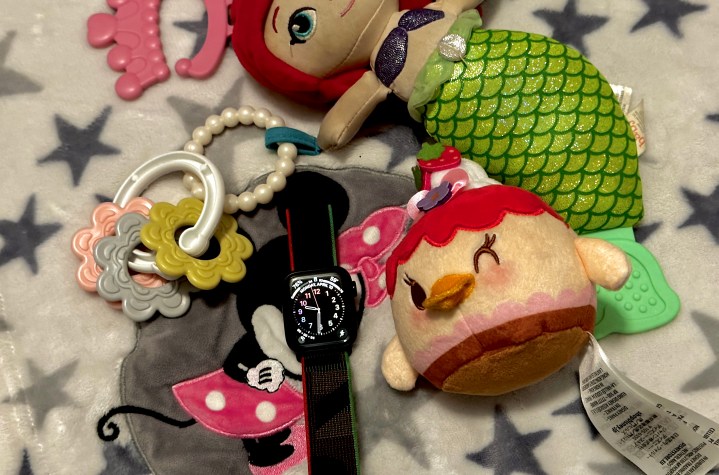 اپل واچ در میان چندین اسباب بازی کودکان روی یک پتو قرار دارد
