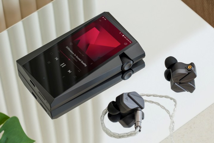 Leitor de áudio digital Astell&Kern SR35 com fones de ouvido.