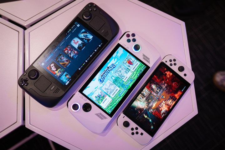 Su un tavolo sono posizionati uno Steam Deck, un Asus ROG Ally e un Nintendo Switch OLED.