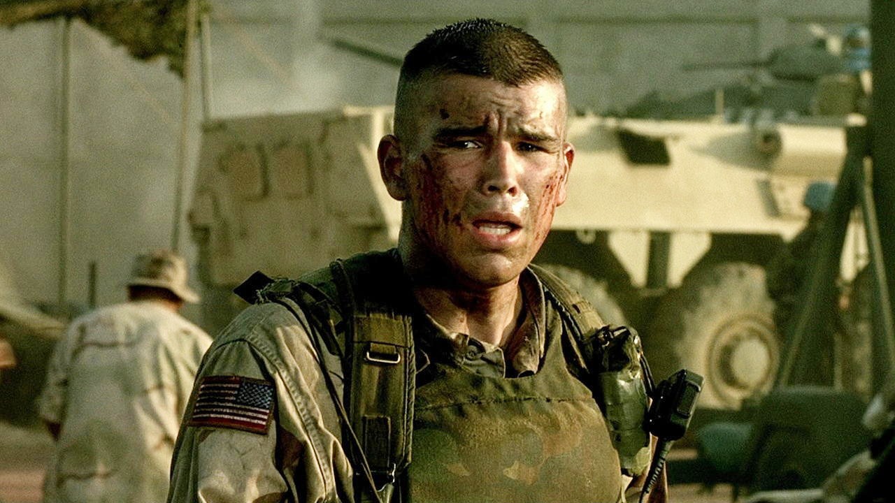 Um homem estremece na batalha em Black Hawk Down.