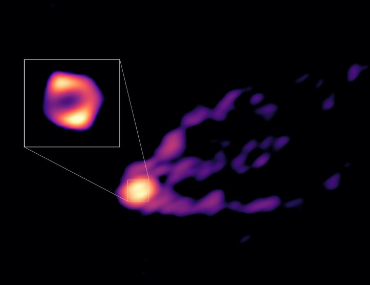 Esta imagen muestra el chorro y la sombra del agujero negro en el centro de la galaxia M87 juntos por primera vez. Las observaciones se obtuvieron con telescopios del Global Millimetre VLBI Array (GMVA), el Atacama Large Millimeter/submillimeter Array (ALMA), del cual ESO es socio, y el Telescopio de Groenlandia. Esta imagen da a los científicos el contexto necesario para entender cómo se forma el poderoso chorro. Las nuevas observaciones también revelaron que el anillo del agujero negro, que se muestra aquí en el recuadro, es un 50% más grande que el anillo observado en longitudes de onda de radio más cortas por el Event Horizon Telescope (EHT). Esto sugiere que en la nueva imagen vemos más del material que está cayendo hacia el agujero negro de lo que podríamos ver con el EHT. 