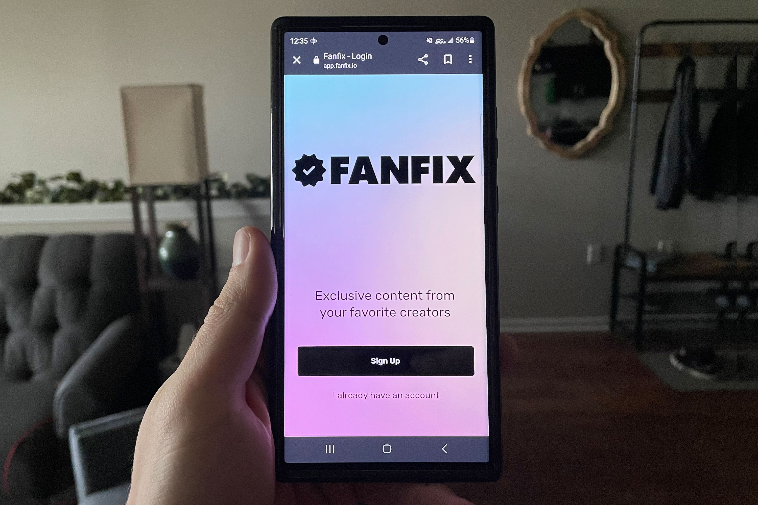 A picture of the Fanfix website on a smartphone.