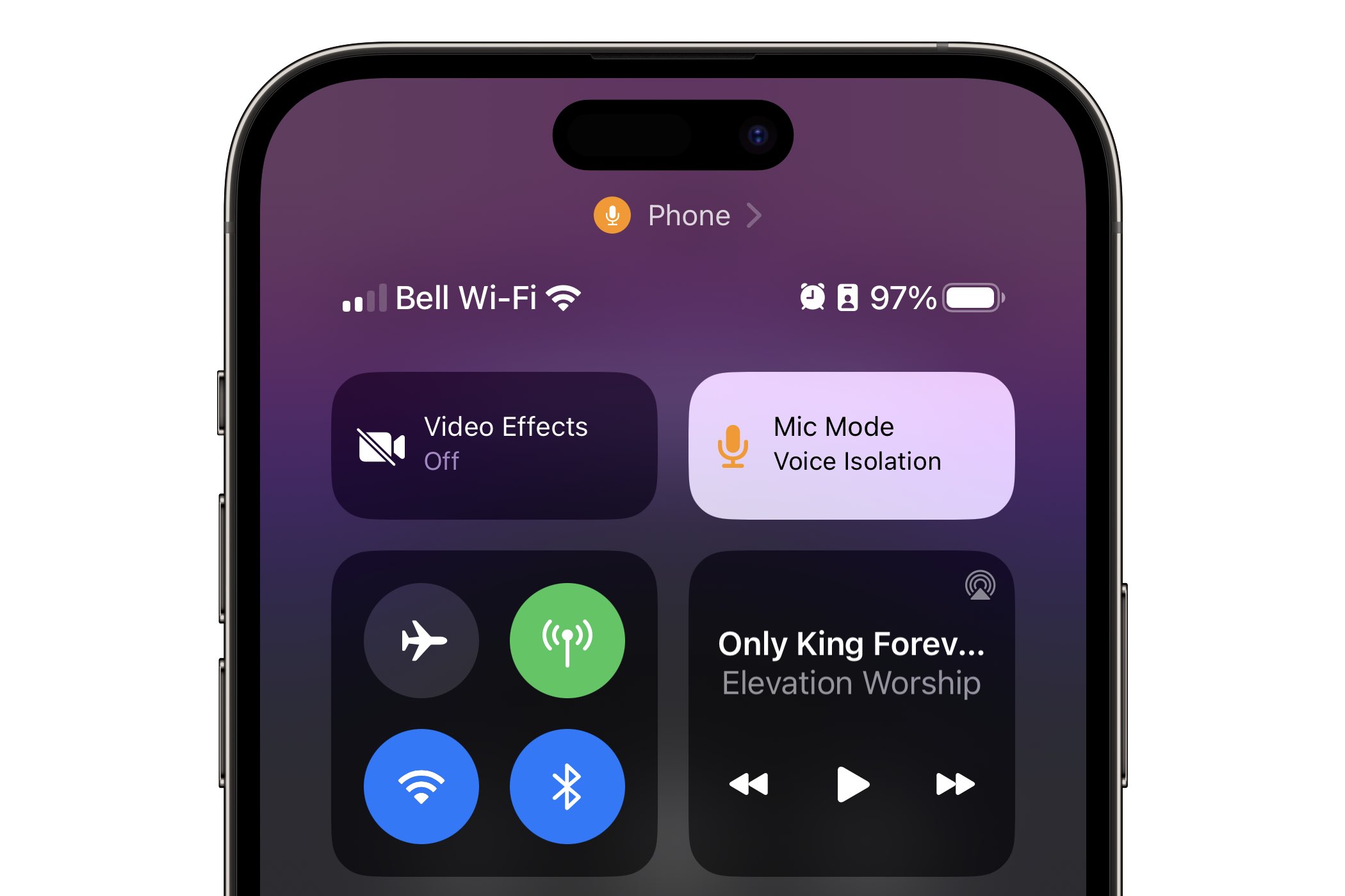 Centro de controle do iOS 16.4 no iPhone mostrando o modo de microfone de amplo espectro.
