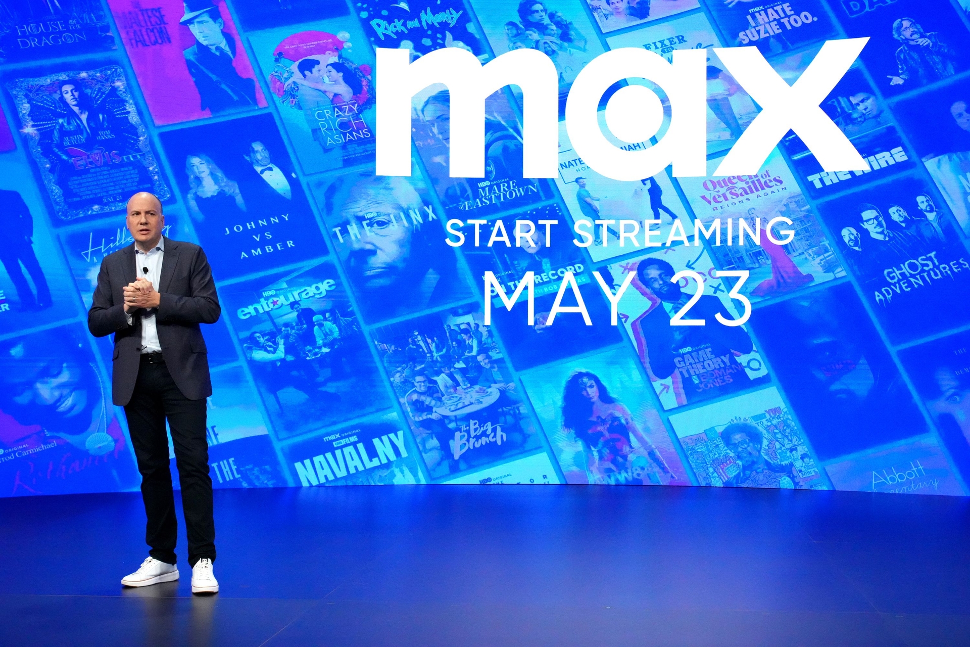 JB Perrette, executivo da Warner Bros. Discovery, no palco do evento de lançamento do Max.