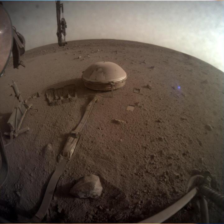 Esta es una de las últimas imágenes tomadas por el módulo de aterrizaje InSight Mars de la NASA. Capturado el 11 de diciembre de 2022, el día marciano número 1.436, o sol, de la misión, muestra el sismómetro de InSight en la superficie del Planeta Rojo.