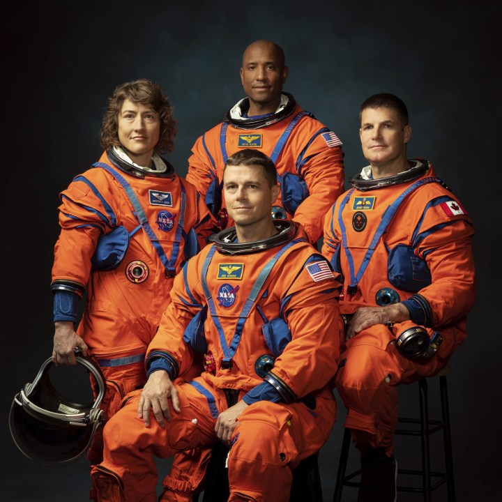 La tripulación de la misión Artemisa II de la NASA (de izquierda a derecha): los astronautas de la NASA Christina Hammock Koch, Reid Wiseman (sentado), Victor Glover y el astronauta de la Agencia Espacial Canadiense Jeremy Hansen.