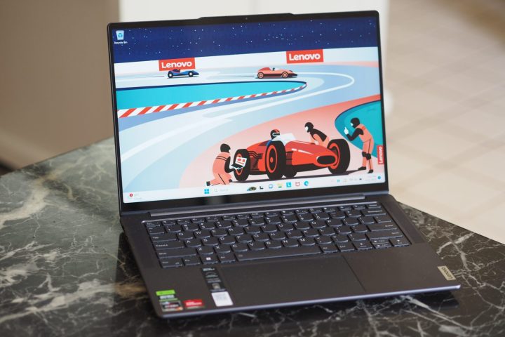 Lenovo Slim 7 14 2023 نمای جلوی نمایشگر و صفحه کلید.