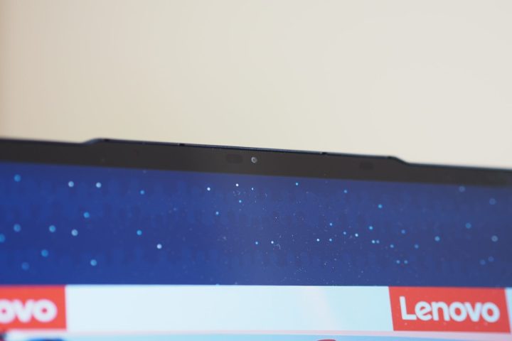 Lenovo Slim 7 14 2023 vista frontale che mostra la tacca della webcam.
