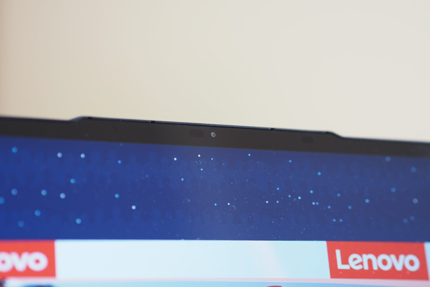 Visão frontal do Lenovo Slim 7 14 2023 mostrando o entalhe da webcam.