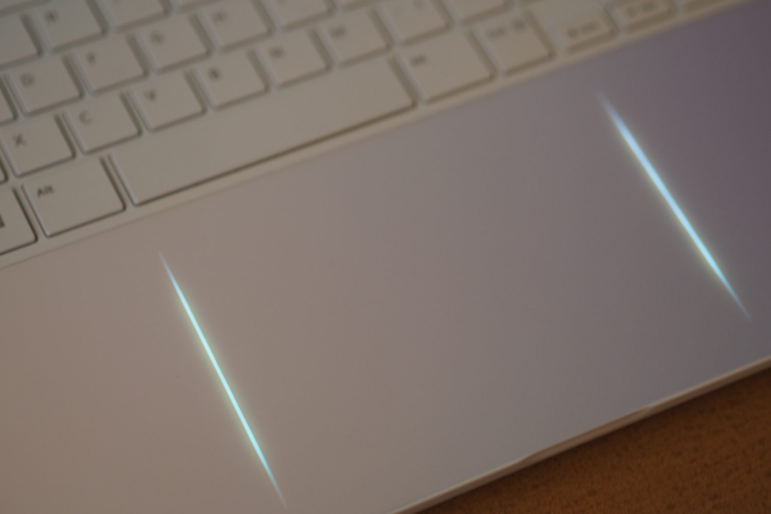 Visão superior do LG Gram Style mostrando os LEDs do touchpad.