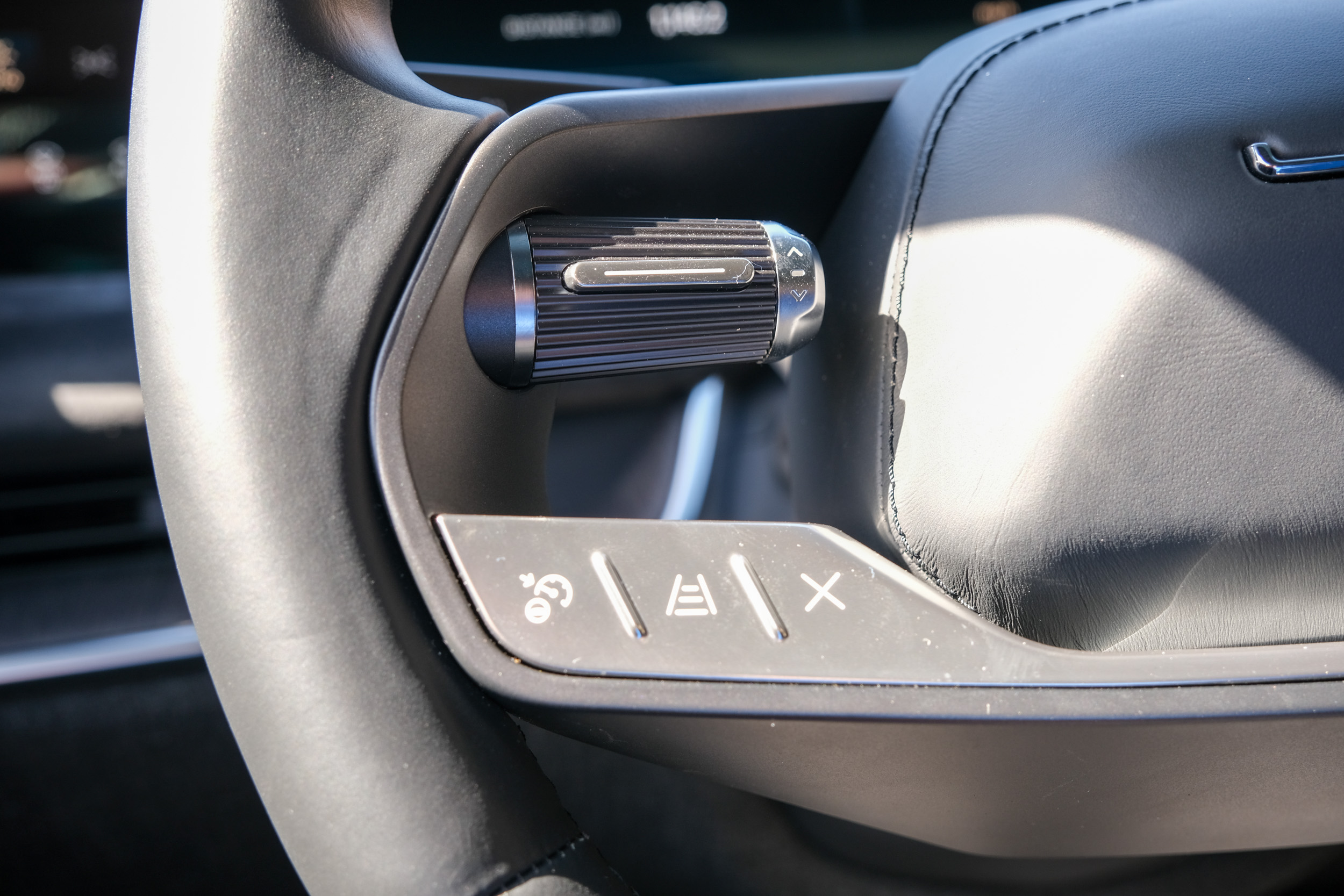 Крупным планом показаны кнопки рулевого колеса в ясном свете. 