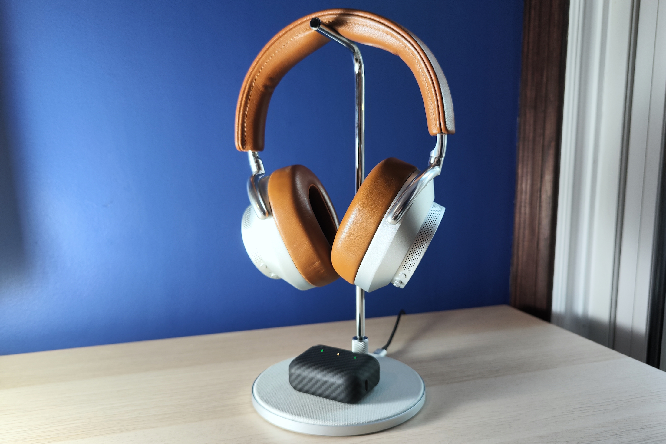 Master & Dynamic's headphone stand: expensive but unique - Vimarsana News