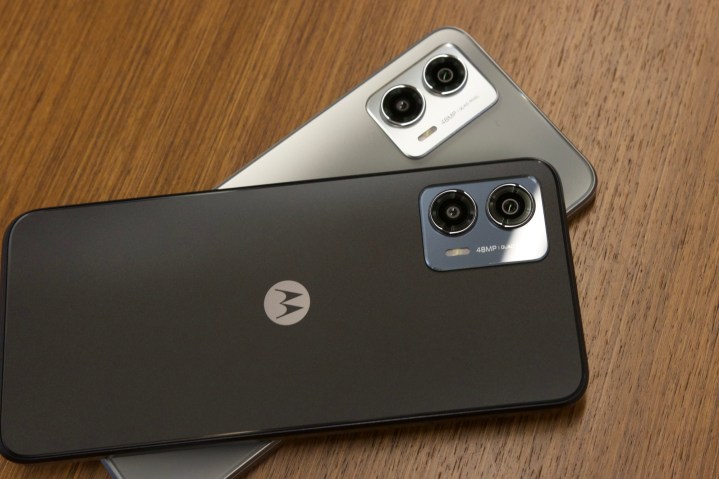 दो Moto G 5G 2023 स्मार्टफोन एक दूसरे के ऊपर लेटे हुए हैं।
