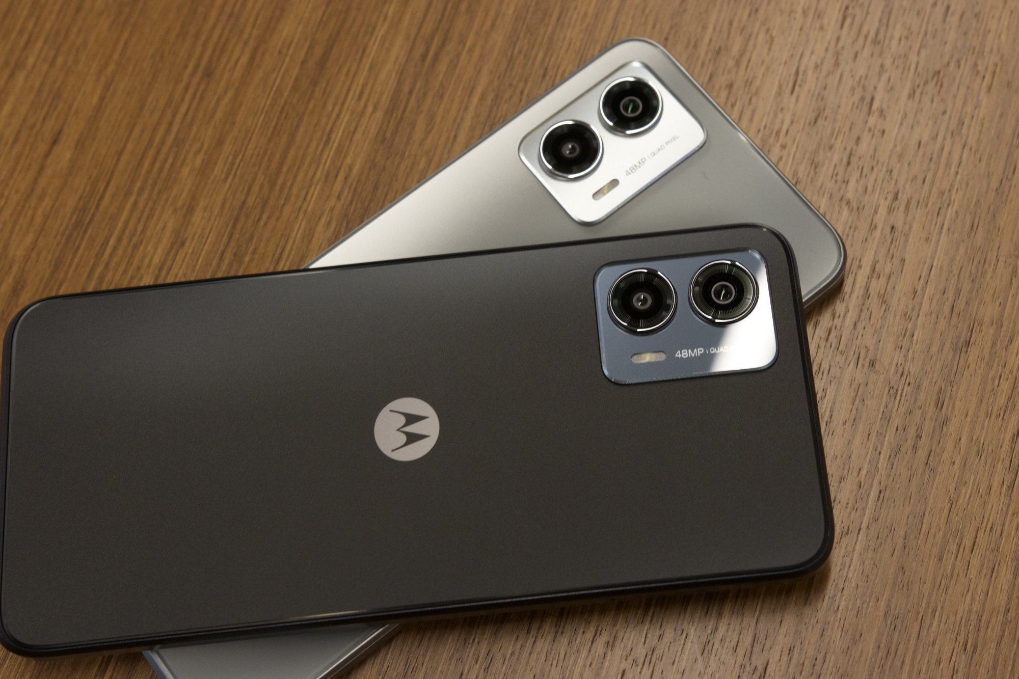 Dos smartphones Moto G 5G 2023 uno encima del otro.