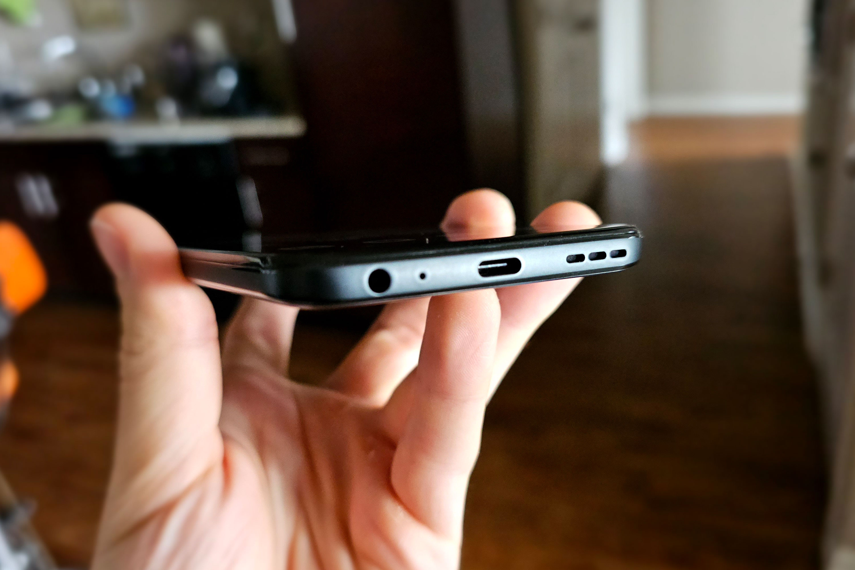 Moto G Power 5G पर USB-C पोर्ट, स्पीकर और 3.5 मिमी हेडफ़ोन जैक दिखाने वाली छवि।