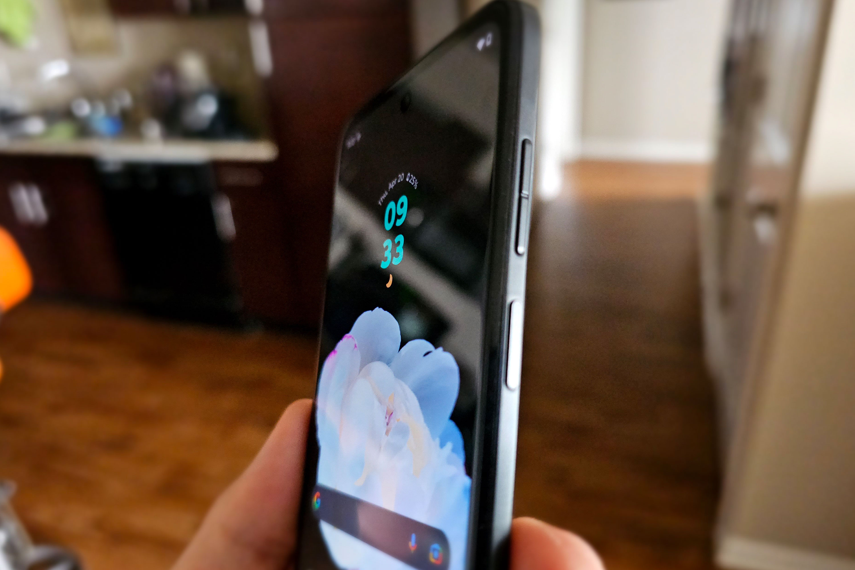 Moto G Power 5G पर लॉक स्क्रीन बटन/फिंगरप्रिंट स्कैनर और वॉल्यूम बटन दिखाने वाली छवि।