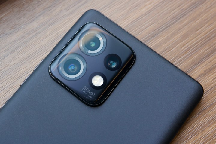 Une photo en gros plan des caméras du Motorola Edge Plus 2023.