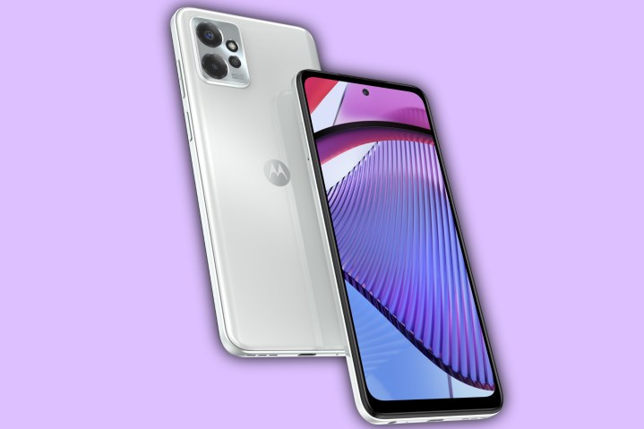 Render del Motorola Moto G Power 5G en un color blanco sobre un fondo púrpura claro.
