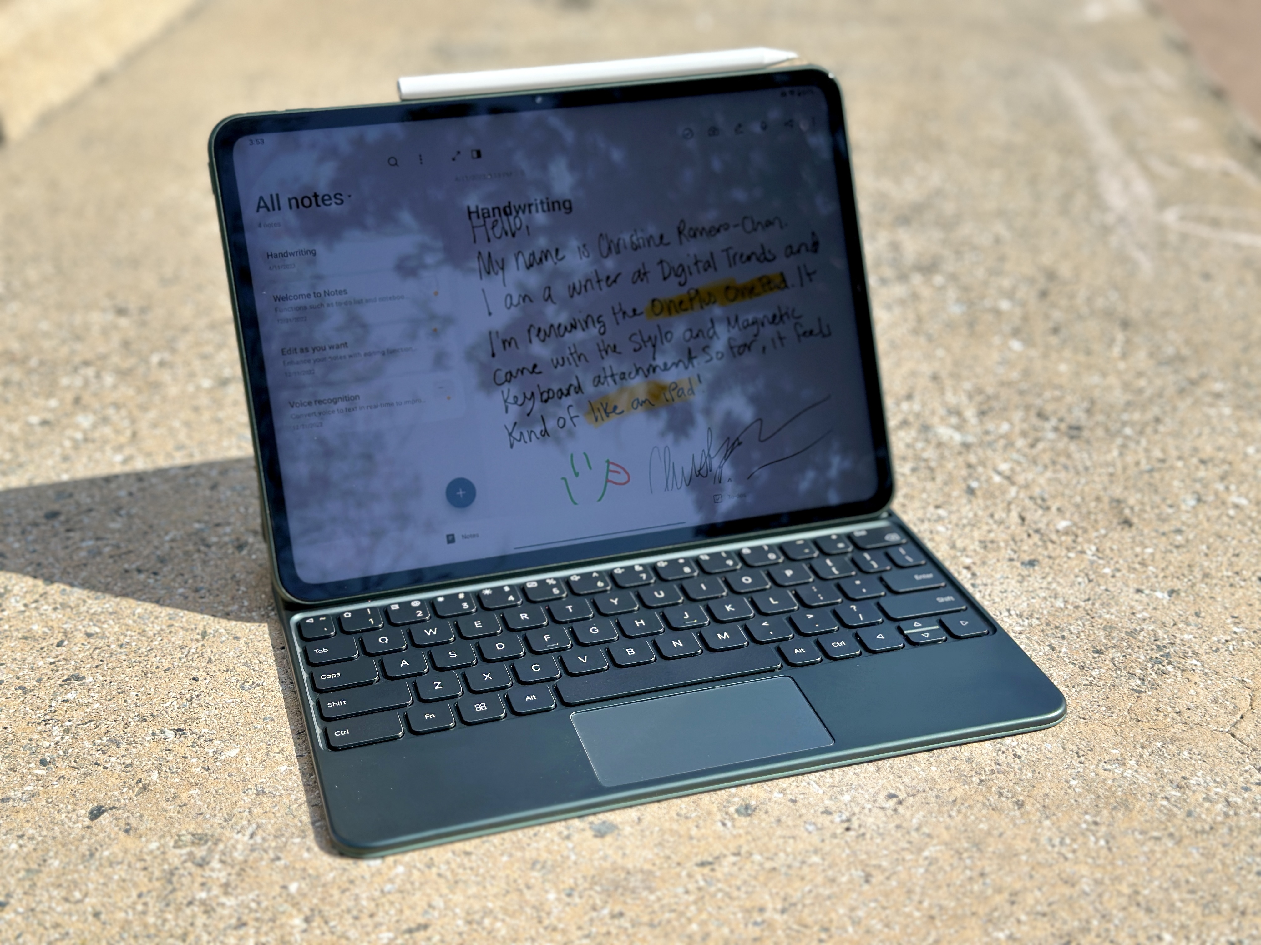OnePlus Pad em estojo de teclado magnético aberto