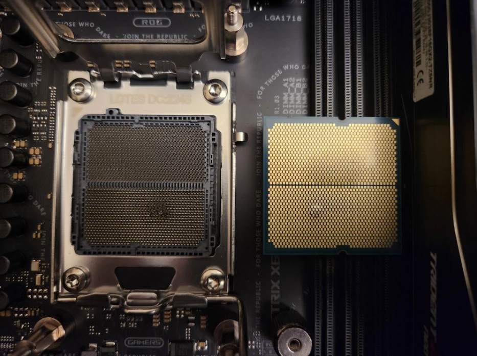 پردازنده AMD Ryzen 7000 با برآمدگی قابل مشاهده، در کنار سوکت سوخته روی مادربرد.