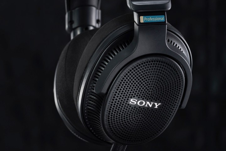 Close dos fones de ouvido Sony MDR-MV1 abertos para estúdio.