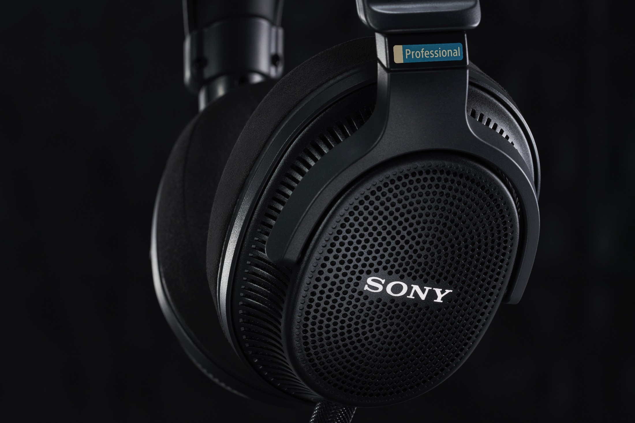 Close dos fones de ouvido Sony MDR-MV1 abertos para estúdio.