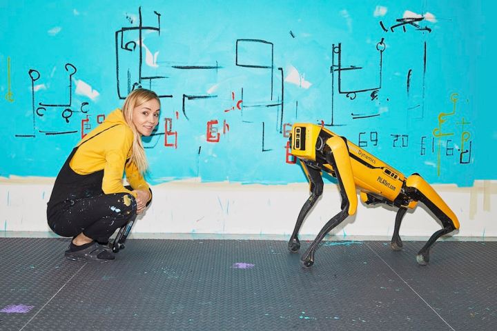 La artista Agnieszka Pilat y el robot Spot de Boston Dynamics.