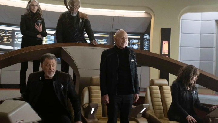 Des hommes et des femmes travaillent sur le pont Enterprise dans Star Trek : Picard.