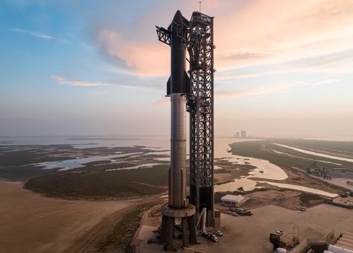 La Starship, que comprende la primera etapa Super Heavy y la nave espacial Starship de etapa superior, en la plataforma de lanzamiento en las instalaciones de SpaceX en Boca Chica, Texas.