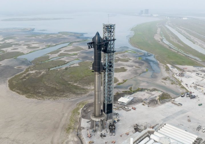El cohete Starship de SpaceX en la plataforma en Boca Chica, Texas.